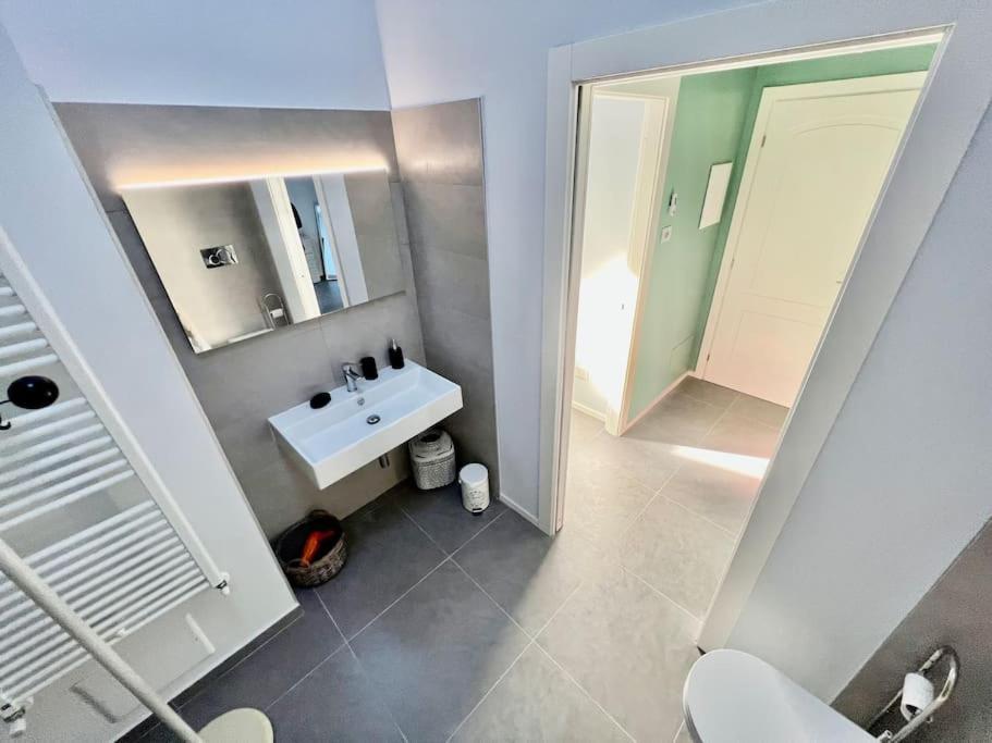 カザーレ・モンフェッラートPrestigioso Attico A Passo Duomo By Revenue Houseアパートメント エクステリア 写真